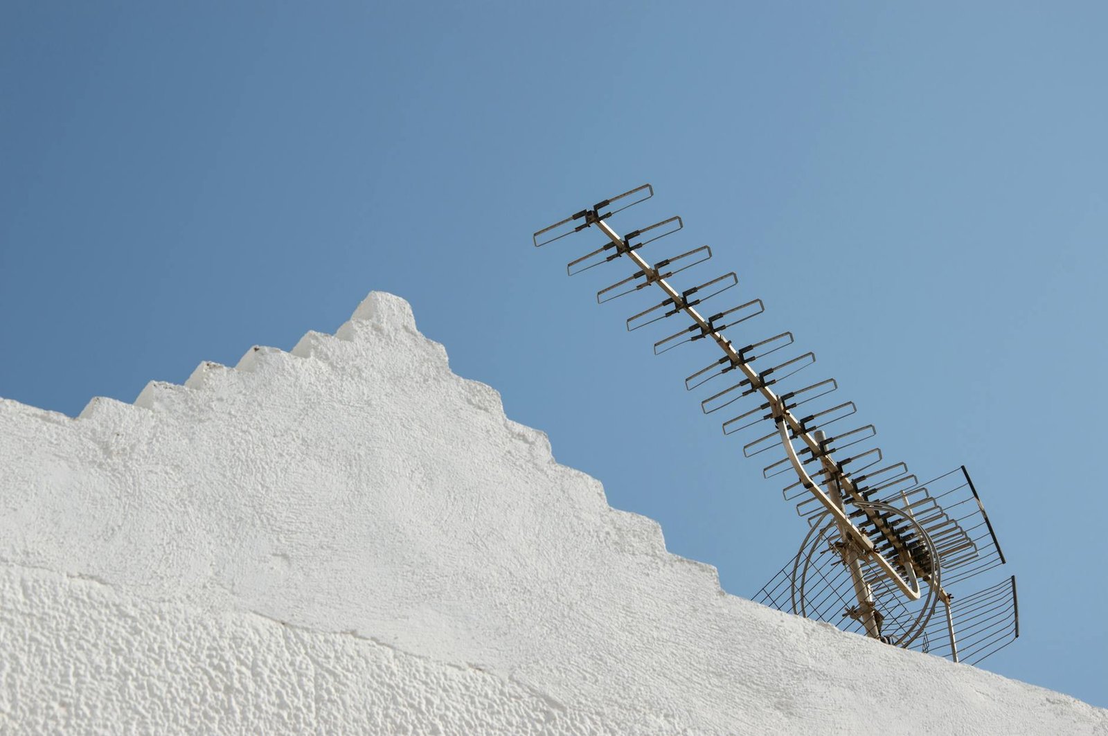 Freely vs Freeview 2026: The Aerial Question, the App, and Which One You Should Actually Care About